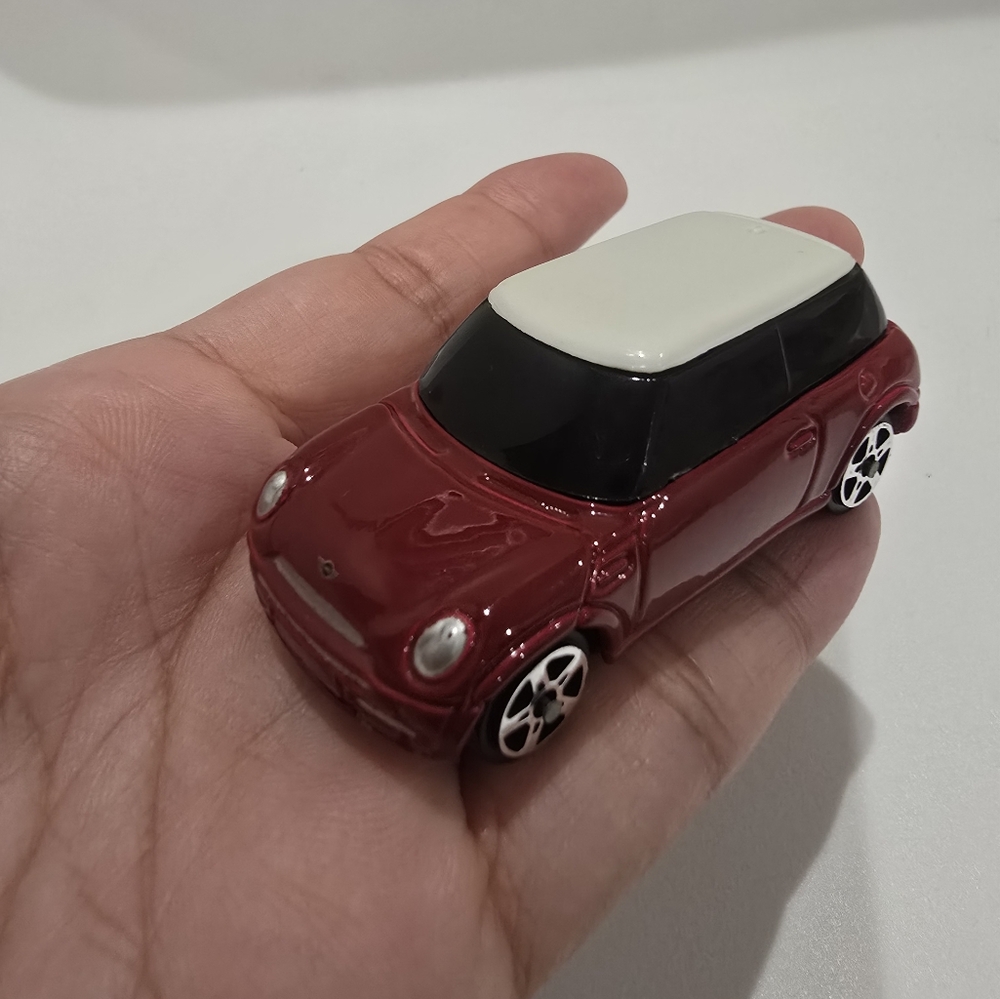 GUC 2010 Maisto MINI COOPER car, 1:64 Scale Red With White Roof